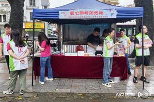 开场命中三分后四连铁！范弗里特首节5中1得3分2篮板1助攻